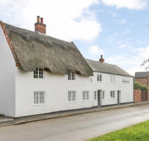 house with thatched roof in Welford